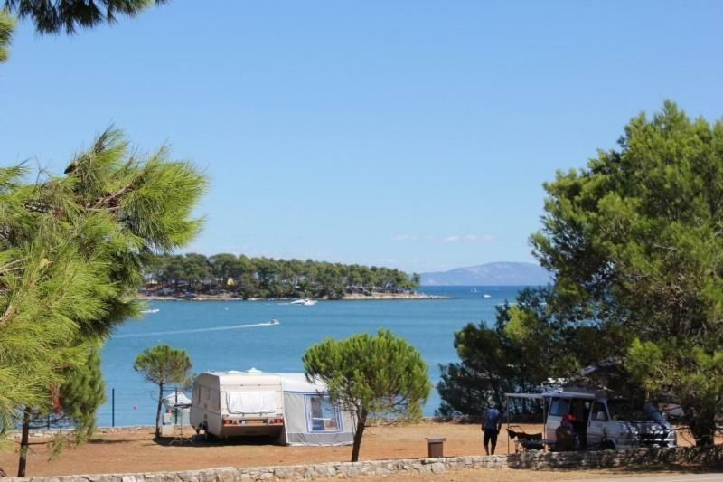 Bungalow Comfort 100 M From The Beach Premantura Exteriér fotografie